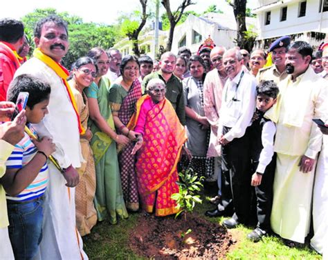 Mangalore Today Latest Main News Of Mangalore Udupi Page Thimmakka Motivates Planting