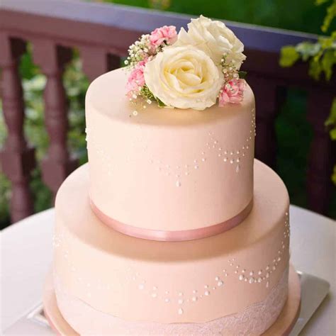 This programme will put you on the right path to starting a career or advancing your career in the industry. How to use stencils to perfecly decorate a fondant cake ...