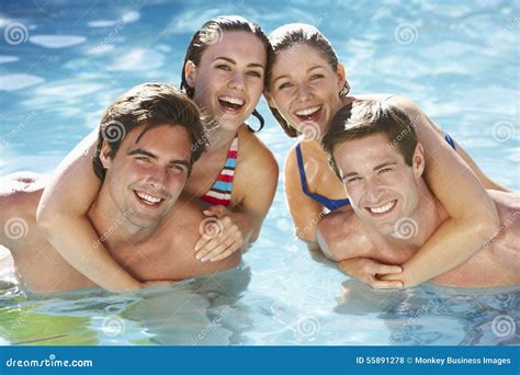 Grupa Przyjaciele Relaksuje W Pływackim Basenie Wpólnie Zdjęcie Stock