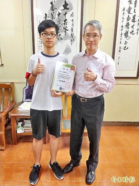 王伯恩 郭家瑒 團名：鳳中人 歌名：展熾 作曲人：李建佑 作詞人：邱玉穎、熊晨馨、黃柏翔 主唱：熊晨馨、黃柏翔 吉他：賴柏宏 大提琴：馬詠心 貝斯：張謹鴻 爵士鼓：達斯汀 鋼琴：李建佑 我們曾經迷惘 在書堆裏發狂 我們都曾徬. 為脫貧苦讀 他考上台大醫學系 - 生活 - 自由時報電子報