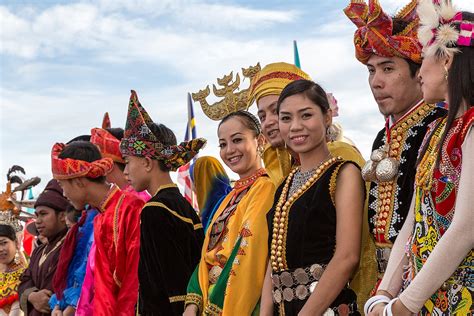 50.1% of the population are malay, 22.6% are chinese, 11.8% are indigenous bumiputra groups other than this multicultural context makes malaysia a highly rich society, with diverse religions, foods, culture, and. File:Sabah Malaysia Welcoming-Contingent Hari-Merdeka-2013 ...