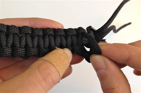 The tracer is a piece of micro paracord weaved in with the outside piece of paracord. How to Tie a Cobra Survival Weave DIY Projects Craft Ideas & How To's for Home Decor with Videos