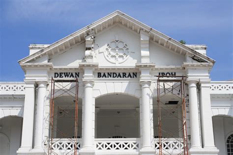 Majlis bandaraya ipoh got an excellent score of 94.37 out of 100 in accountability index rating done by national audit department. Images of Ipoh: Town Hall is "Dewan Bandaran Ipoh"