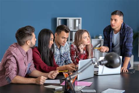 Grupo De Gente Joven Que Estudia En La Universidad Foto De Archivo