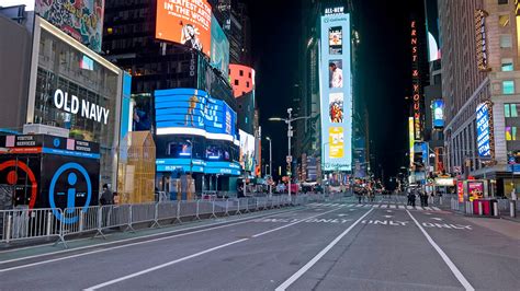 America A Intrat în 2021 în Times Square Au Fost Doar 100 De Oameni
