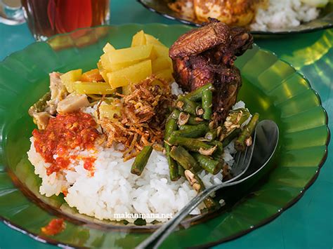Nasi lemak is a dish originating in malay cuisine that consists of fragrant rice cooked in coconut milk and pandan leaf. Sarapan Di Rumah Makan Nusa Indah Medan - Makanmana.net