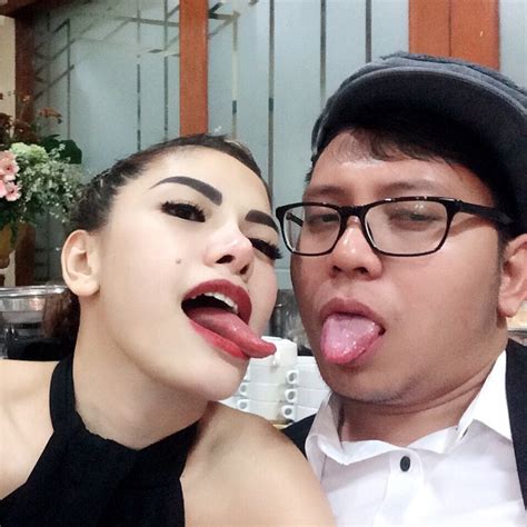 [foto] pose sensual lagi nikita mirzani selfie main lidah