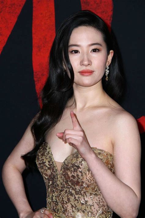 liu yifei attends the premiere of disney s mulan at dolby theatre in los angeles 090320 4