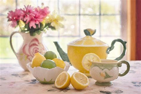 Dalam mangkuk, tambahkan dua sendok makan jus lemon segar, satu sudu madu dan beberapa titis minyak badam. Manfaat Lemon Untuk Ibu Hamil: 5 Kebaikan Yang Perlu Anda ...
