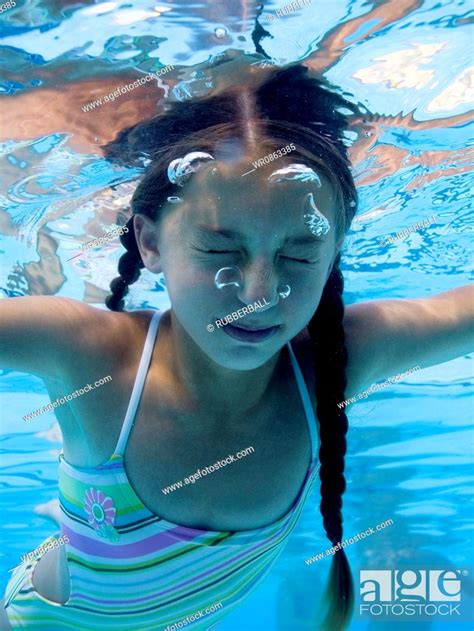 Girl Swimming Underwater In Pool Foto De Stock Imagen Royalty Free