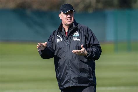 Rafa Benitez Holds Discussion With Newcastle United Players About Next