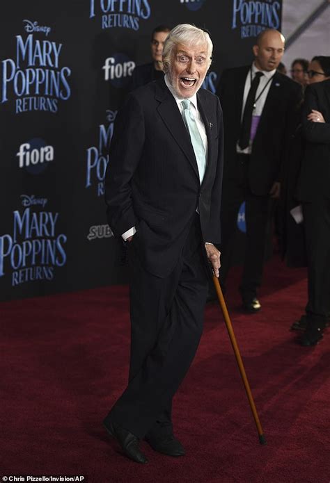 Dick Van Dyke 92 Beams At Mary Poppins Returns Premiere In La After He Appeared In 1964