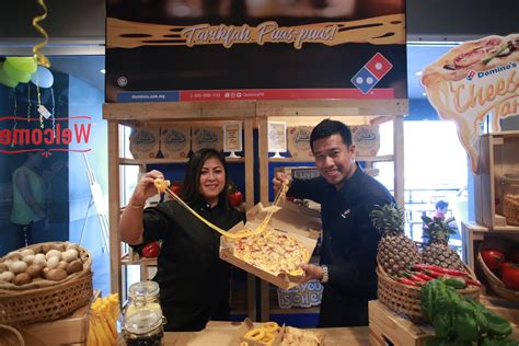 Dominos uses a mix of cheese, made up of mozzarella, pecarino, parmesan, and asiago cheeses. CikLilyPutih The Lifestyle Blogger: Cheese Tarik Crust ...