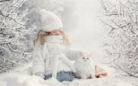 Dziewczynka Z Kotem W śniegu