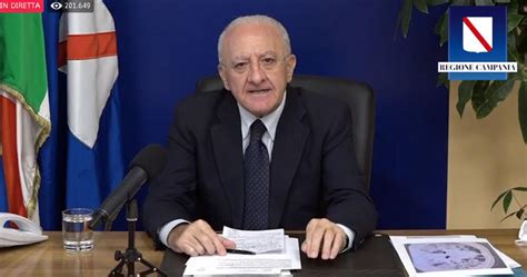 Secondo quanto riferito da corriere della sera, a causa del nuovo aumento dei i cancelli delle scuole, chiusi da de luca già ad ottobre, si sono riaperti il 7 gennaio per le prime tre classi elementari, il 21 per quarta, quinta e. DE LUCA: "LA SCUOLA NON RIAPRE IL 24 NOVEMBRE" - TVOGGI ...