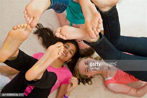 12 13 Girls Only Barefoot Photos Et Images De Collection Getty Images
