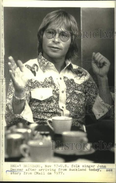 1977 Press Photo Usfolk Singer John Denver After Arriving From