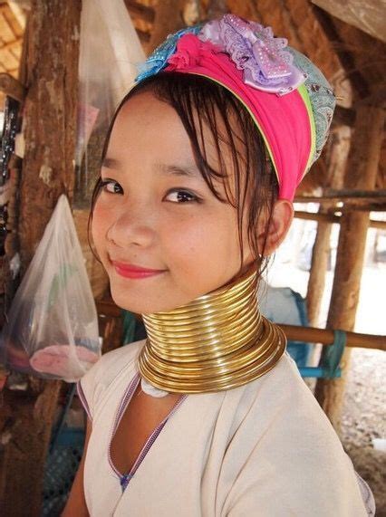 カヤン族（タイ北西・ミャンマー東部） ミャンマー 首長族 女の子