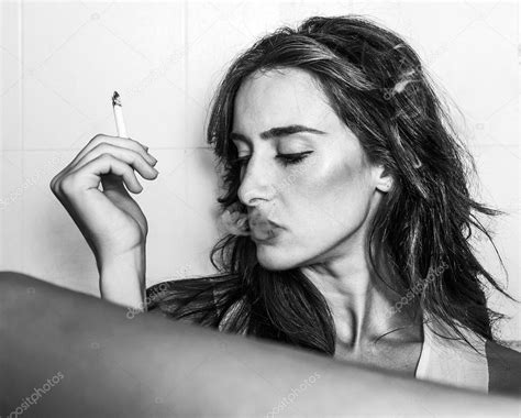 Beautiful Woman Portrait Smoking Cigarette Black And White — Stock