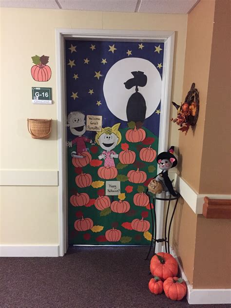 Construction theme classroom ideas (black and yellow) a dear friend of mine wanted a construction theme to building relationships a few years back. DIY Peanuts Great Pumpkin for Halloween door decoration ...