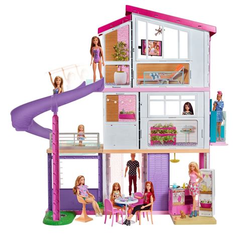 Tres pisos, ocho habitaciones que incluyen un. Mega Casa de los Sueños Barbie