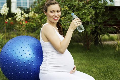 Es seguro ejercitarse con calor y usar saunas durante el embarazo con precaución