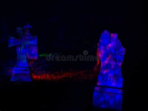 Cementerio Grim Reaper Neon Grave Foto De Archivo Imagen De Escena
