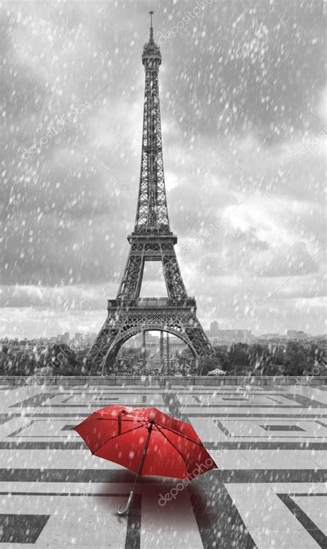 Torre Eiffel Bajo La Lluvia Foto En Blanco Y Negro Con Elemento Rojo 2022