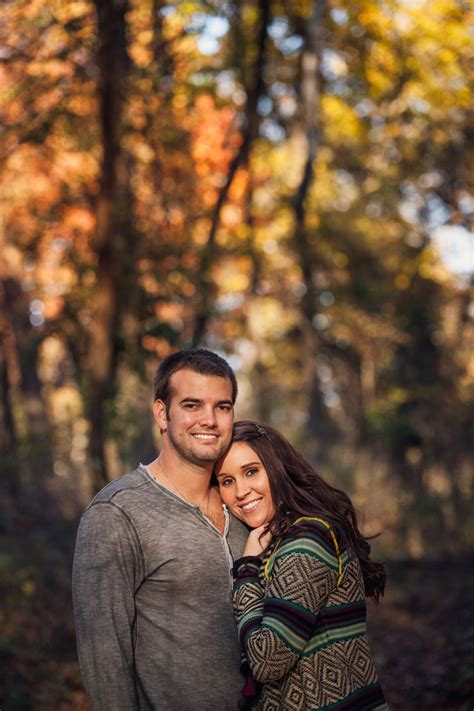 10 Super Captivating Fall Engagement Photo Ideas10 Super