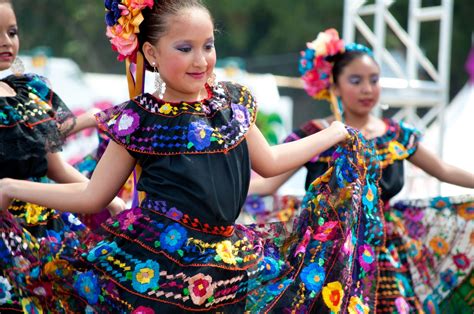 Prior to the 1930's, photographs show early mariachis dressed in calzones de manta, and huaraches, homespun white cotton pants and shirts and leather sandals, the clothes worn by most peasants in jalisco. History of Mexican Clothing: Traditional Styles and ...