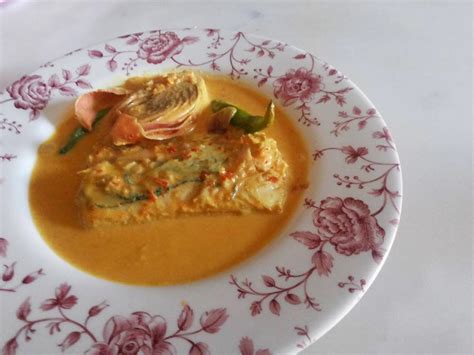 Ikan tongkol sedikit cuka boleh ditambah untuk menjadikan isi ikan lebih pejal Tertunailah Hasrat Di Hati: Gulai Kuning Lengkuas Ikan Parang