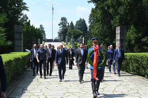 Milatović položio vijenac na spomenik na Avali Media