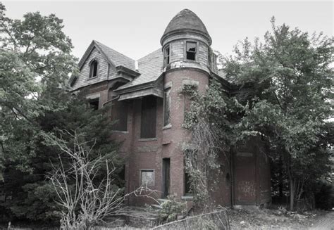 Photographer Takes You Inside ‘hauntingly Beautiful Abandoned Homes