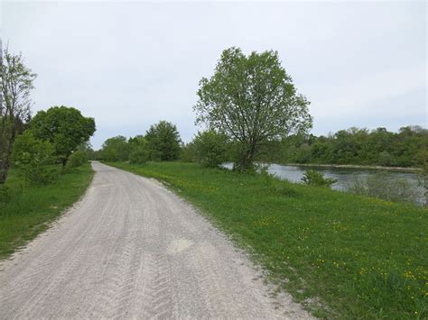Die lechstaustufe 21 in augsburg (auch bekannt als mandichosee) ist ein bei surfern beliebtes ziel. Bilder und Fotos zum Isar-Lech-Radweg