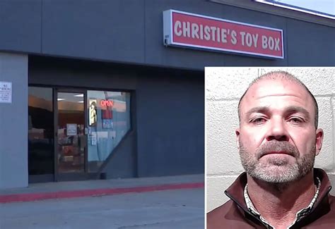 Oklahoma Cop Arrested For Assaulting Sex Shop Worker In Bizarre Argument Over Sex Toys Citizenside