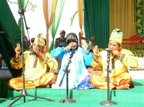 Alat musik ini berbahan dasar batang bambu yang diberi beberapa lubang. .: Alat Musik Kuriding..Khas Kalimantan Selatan