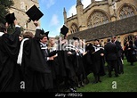 Absolventinnen und Absolventen am New College in Oxford feiern ihren ...
