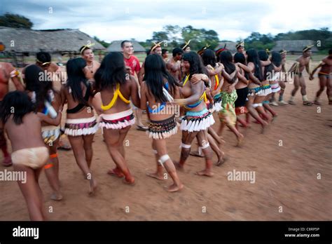 Traditioneller Tanz Von Xingu Indianer In Der Amazone Brasilien