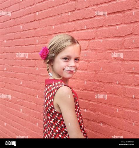 Une fille avec une fleur dans les cheveux Banque de photographies et dimages à haute résolution