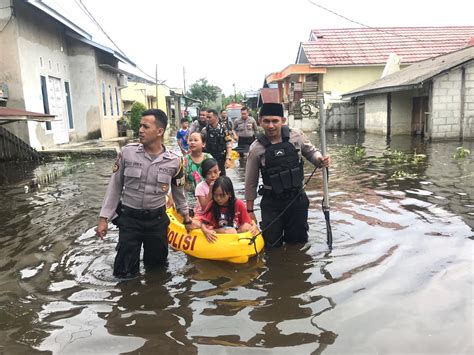 Polisi Langsung Turun Bantu Masyarakat Terkena Musibah Banjir Penasatu Com