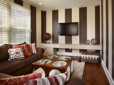 16 Lovely Living Rooms With Striped Walls