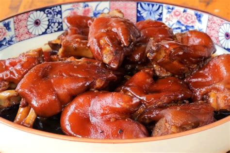 Manitas de cerdo en salsa receta fácil de un guiso tradicional muy rico