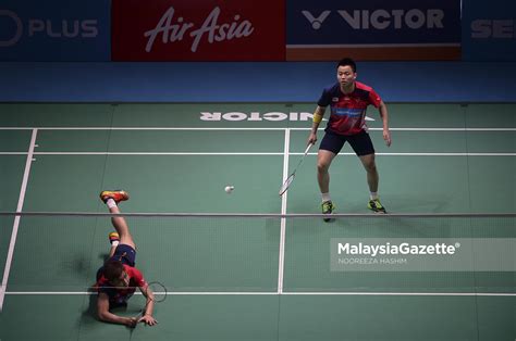 Badminton is the fastest racket sport in the world where players try to hit a shuttlecock across a net. Lensa MG - Aksi Hari Ketiga Badminton Terbuka Malaysia ...