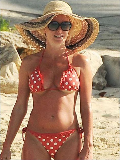 Amanda Holden Showing Fucking Sexy Ass In Thong On Beach Porn Pictures
