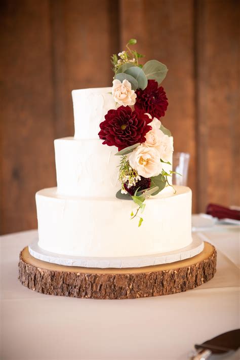 Romantic Wedding Cakes We Love In 2020 Romantic Wedding Cake Wedding