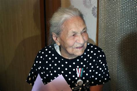 98 летней жительнице Иркутской области вручили медаль Байкал Daily