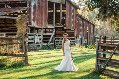 Vintage country barn wedding | Country barn weddings, Country wedding photos, Vintage country ...