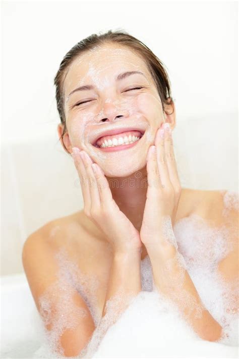 cara que se lava de la mujer en baño imagen de archivo imagen de limpie pelo 21941655
