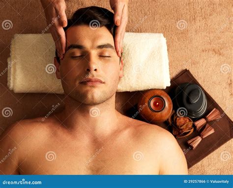 Bemannen Sie Haben Der Hauptmassage Im Badekurortsalon Stockfoto Bild Von Massieren Massage