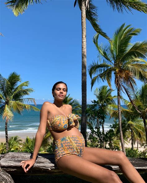 Беременная жена Венсана Касселя Тина Кунаки показала живот на пляже в